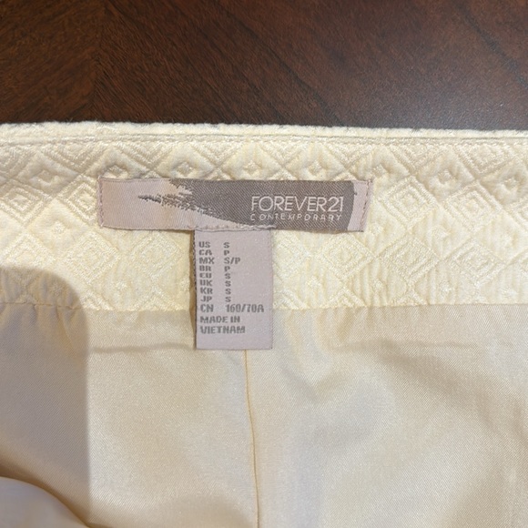 Brand new pleated skirt with pockets. Forever 21 size small. - Picture 4 of 6